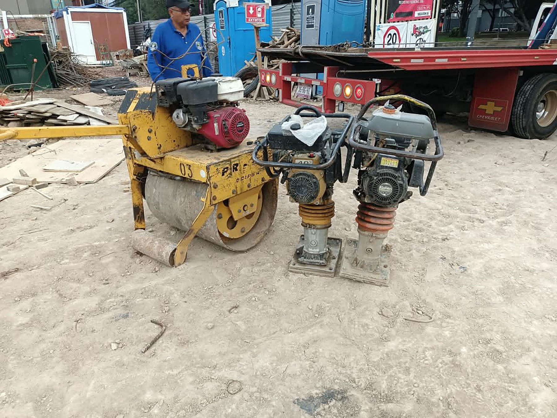 Rodillo compactador y bailarina
